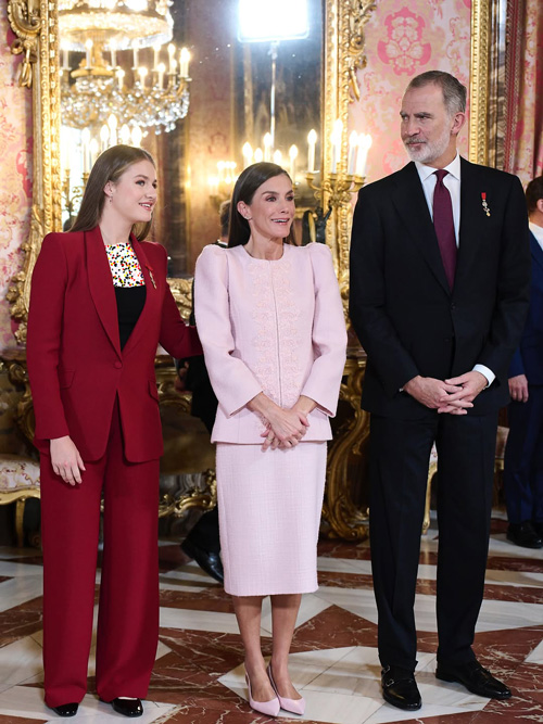 کت و دامن صورتی لتیزیا