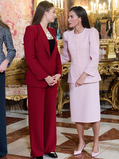 کت و دامن صورتی لتیزیا