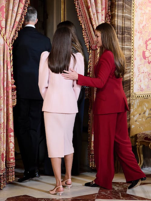 کت و دامن صورتی لتیزیا