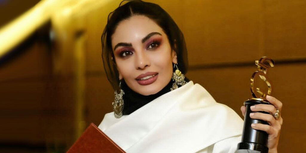 ترنچ‌کت را به سبک صحرا اسدالهی ست کنید و راحت و شیک باشید