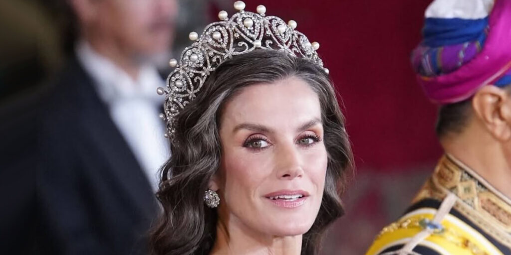 وقتی خاکستری و صورتی با هم سلطنت می‌کنند؛ استایل چشم‌نواز ملکه لتیزیا در پکن