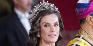 وقتی خاکستری و صورتی با هم سلطنت می‌کنند؛ استایل چشم‌نواز ملکه لتیزیا در پکن