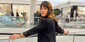 برای گردش‌های شهری در پاییز، از استایل راحت و شیک میترا رفیع ایده بگیرید!