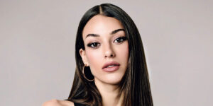 بازیگر مشهور ترک با استایلی از سر تا پا جین در یک مراسم اکران دیده شد!