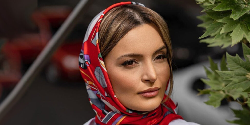 بازیگر بیتا در سریال «آوای باران» با استایل اشراف‌زادگان بریتانیایی جلب توجه کرد