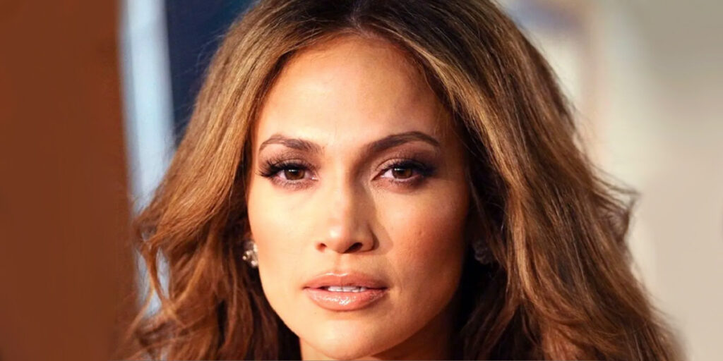 استایل ساده جنیفر لوپز در سال ۱۳۷۷ که هنوز هم شیک و جذاب است!