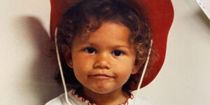 این عکس کودکی کدام سلبریتی است؟ از همان موقع برای حضور روی فرش قرمز آماده می‌شده!!