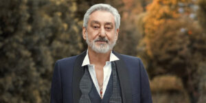 ابی و پسر خوانده‌اش ساعت‌هایشان را به هم قرض می‌دهند؟