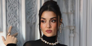 دامن قرمز را به سبک هانده ارچل ست کرده و پاییز امسال شیک بمانید