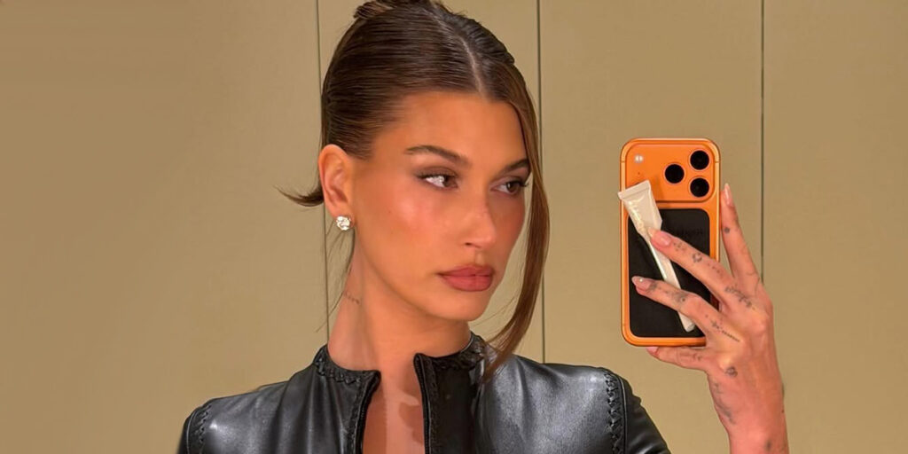 تاپ پولک‌دار هیلی بیبر؛ آیتمی شیک که شما هم می‌توانید برای دورهمی‌ها بپوشید