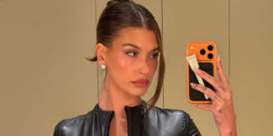 تاپ پولک‌دار هیلی بیبر؛ آیتمی شیک که شما هم می‌توانید برای دورهمی‌ها بپوشید