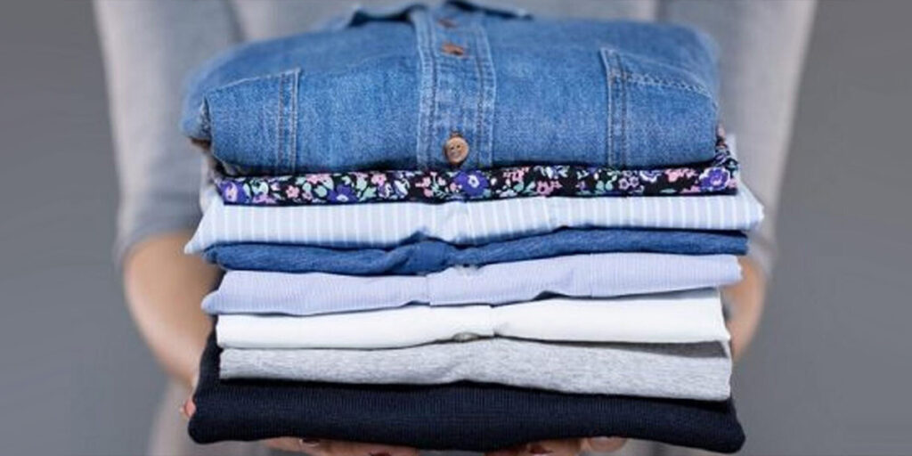 چگونه با لباس‌های پایه، کمدی مرتب و استایلی جذاب بسازیم؟