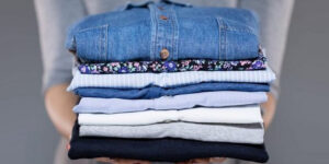 چگونه با لباس‌های پایه، کمدی مرتب و استایلی جذاب بسازیم؟