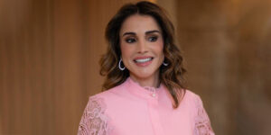 ملکه رانیا با پیراهنی قرمزرنگ، پوشش سنتی زنان مصری را بازسازی کرد