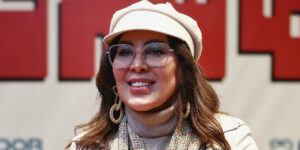 لیلا بلوکات با استایلی نیمه‌رسمی در یک مراسم حاضر شده و مورد تقدیر قرار گرفت