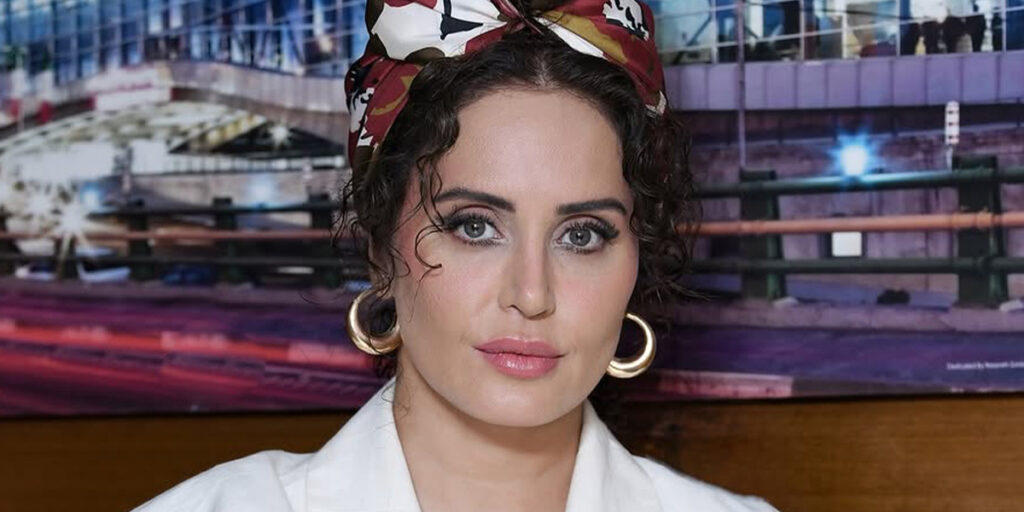 راحت، گرم و ترندی؛ استایل لایه‌لایه به سبک الناز شاکردوست