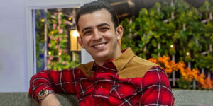 ساعت لوکس علی شادمان در تیپ ساده‌اش جلب توجه کرد!