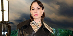 دمت اوزدمیر از همکار خود تقلید کرد و با پیراهن کوتاهش خبرساز شد