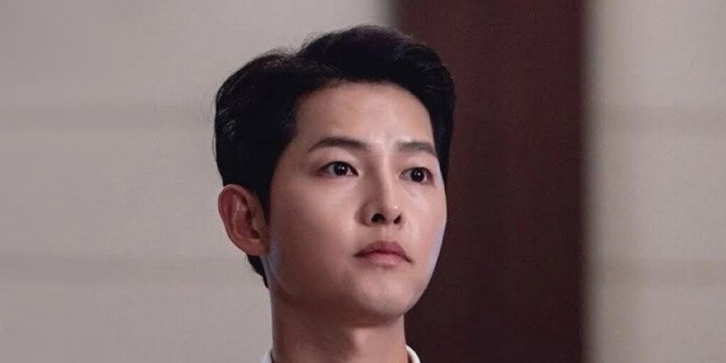 وکیل مشهور کی‌دراما با کت خیره‌کننده‌اش جلوی دوربین‌ها ژست گرفت