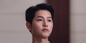 وکیل مشهور کی‌دراما با کت خیره‌کننده‌اش جلوی دوربین‌ها ژست گرفت