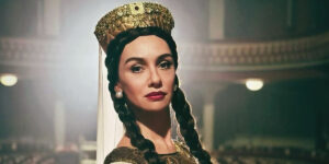 بازیگر مشهور ترک با موهای کوتاهش دلبری می‌کند؛ ساده و شیک به سبک بیرجه آکالای