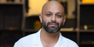 صابر ابر با لباس گل‌گلی و جسورانه‌اش توجه‌ها را ربود