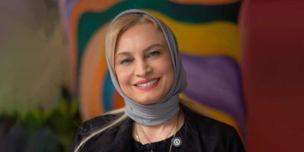 پیراهن قرمز خانم بازیگر او را جوان‌تر نشان داد! باور می‌کنید ۵۵ ساله است؟