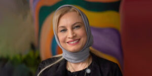 پیراهن قرمز خانم بازیگر او را جوان‌تر نشان داد! باور می‌کنید ۵۵ ساله است؟