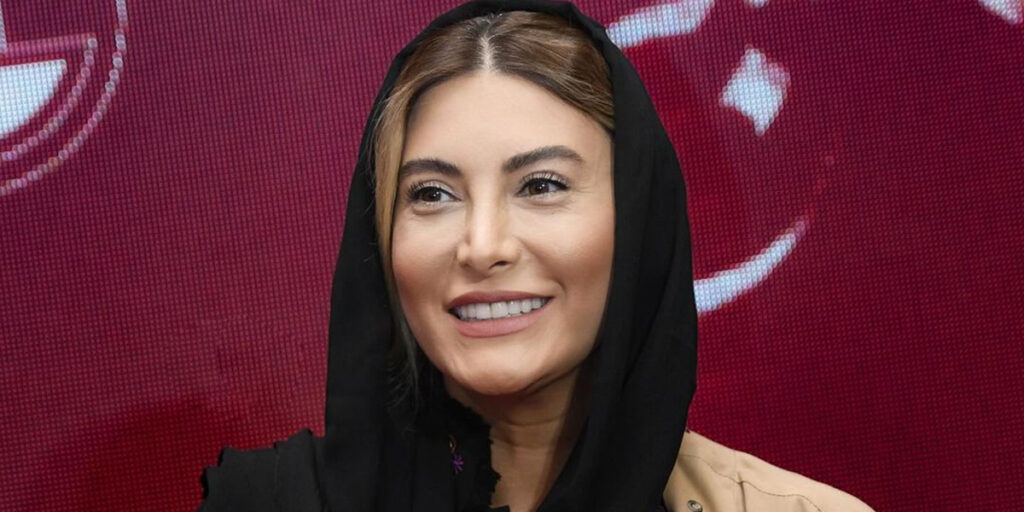 فریبا نادری با کت طلاکوب هندی، باز هم ثروتش را به رخ کشید!