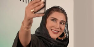 ترنچ‌کت خانم بازیگر در کنار شلوار چهارخانه؛ استایل جسورانه اما شلوغ نسیم ادبی!