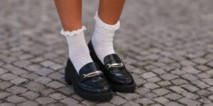 جوراب بلند با کفش لوفر، ترکیبی عجیب اما ترندی!