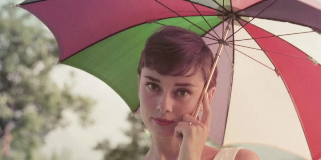 تصاویری از آدری هپبورن که قطعا ندیده‌اید! حیوان خانگی عجیبش را بغل کرده