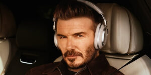 دیوید بکهام با لباسی که توسط همسرش طراحی شده بود، شوالیه شد!