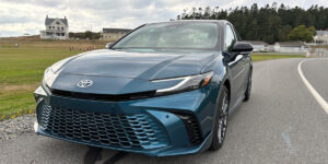 چگونه سیستم هیبرید تویوتا کمری به کاهش آلودگی هوا کمک می‌کند؟