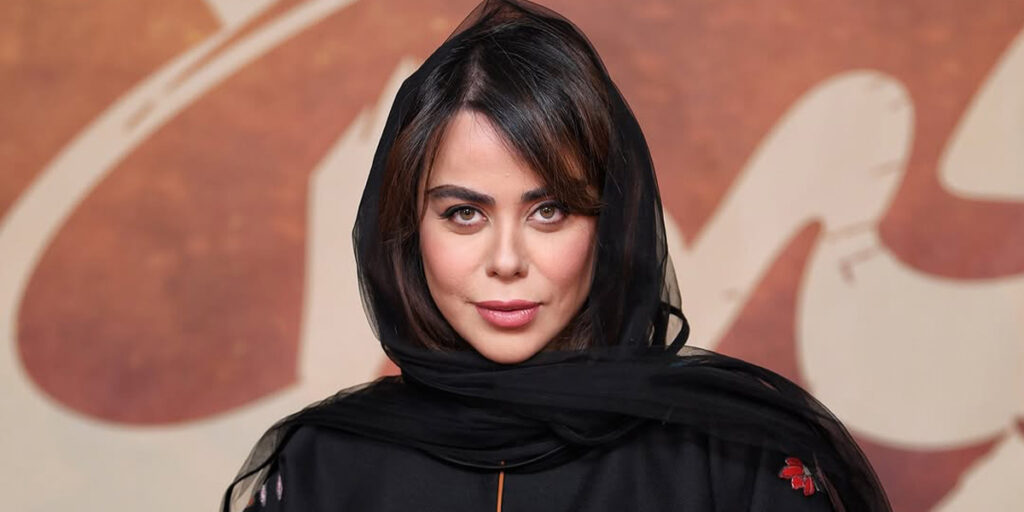 بیلی آیلیش ایرانی کیفش را شبیه مادربزرگ‌ها به دست گرفت و جنجال ساخت