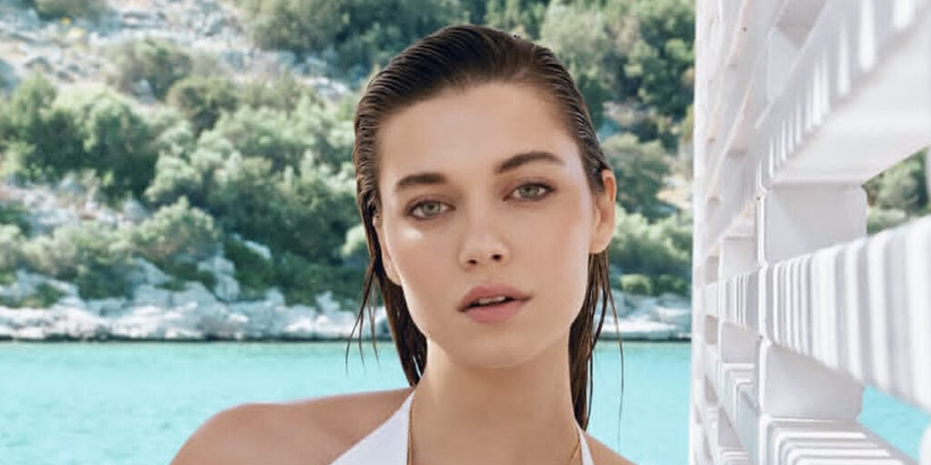 دختر مشهور عمارت با کت رنگارنگش جلب توجه کرد! این تصاویر را از دست ندهید