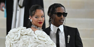 ریانا پس از تولد سومین فرزندش با استایلی شیک به فرش قرمز بازگشت