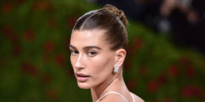 چگونه پاییز امسال به سبک هیلی بیبر آرایش کنیم و ترندی باشیم؟