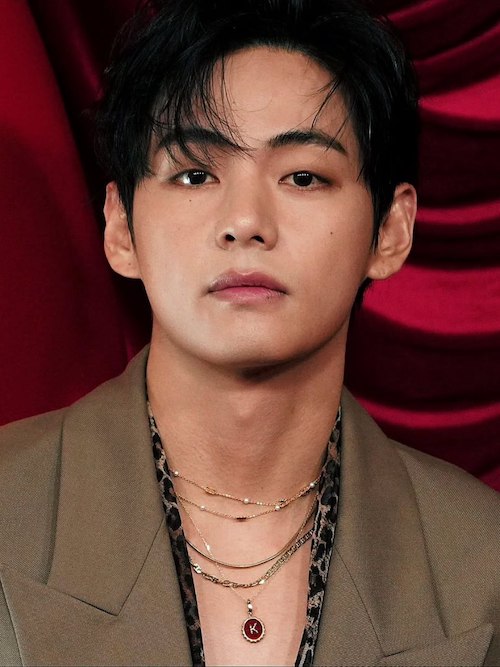 کت و شلوار قهوه‌ای کیم تهیونگ