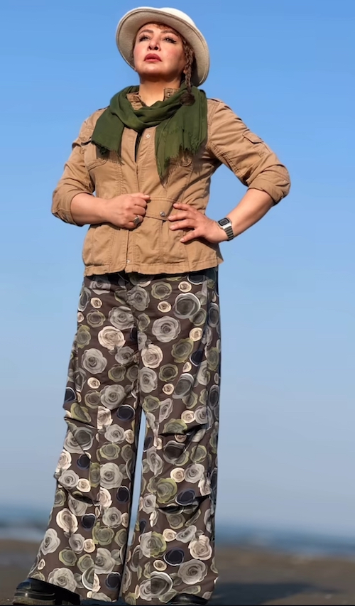 مه‌لقا باقری در ساحل