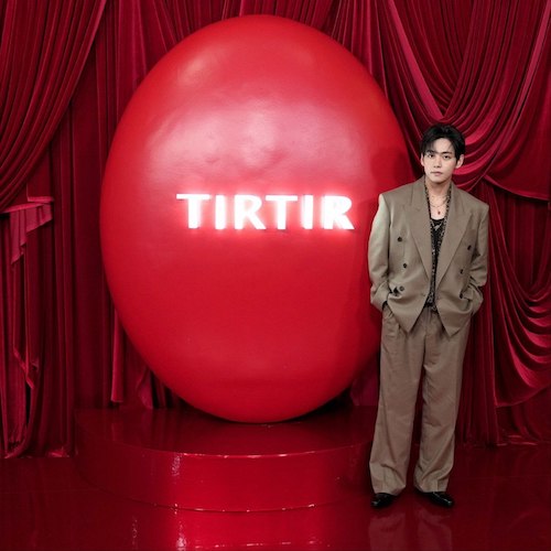 کت و شلوار قهوه‌ای کیم تهیونگ