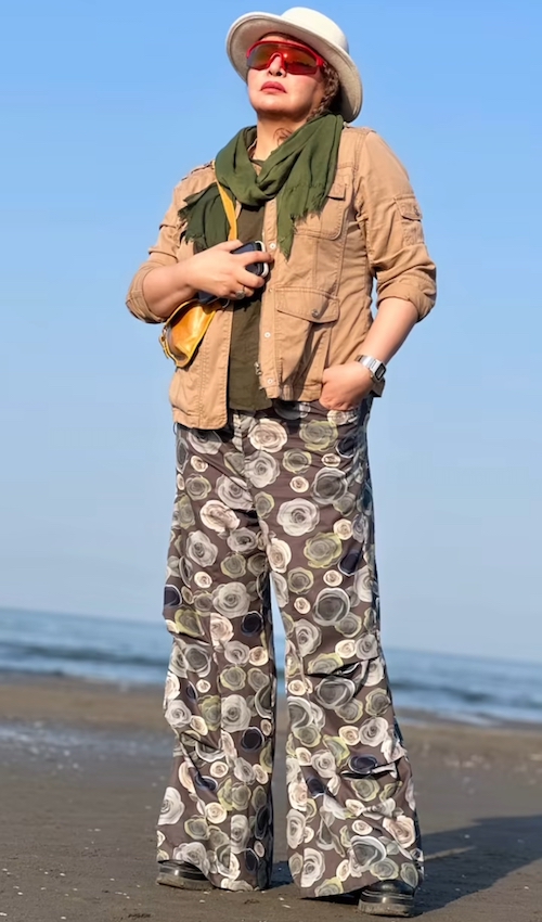 مه‌لقا باقری در ساحل