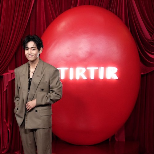 کت و شلوار قهوه‌ای کیم تهیونگ