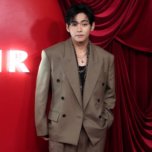 کت و شلوار قهوه‌ای کیم تهیونگ