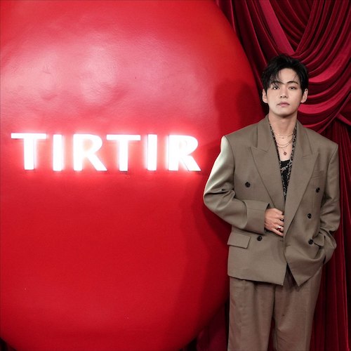 کت و شلوار قهوه‌ای کیم تهیونگ