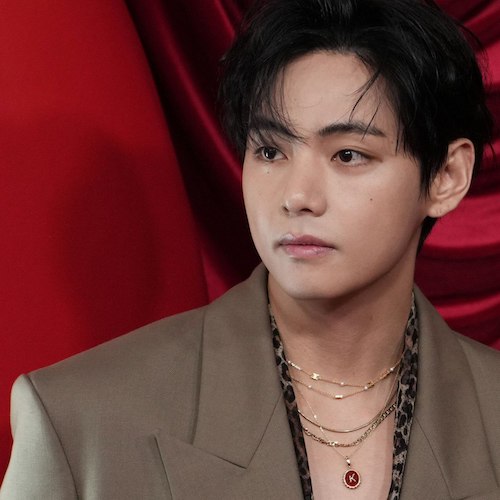 کت و شلوار قهوه‌ای کیم تهیونگ