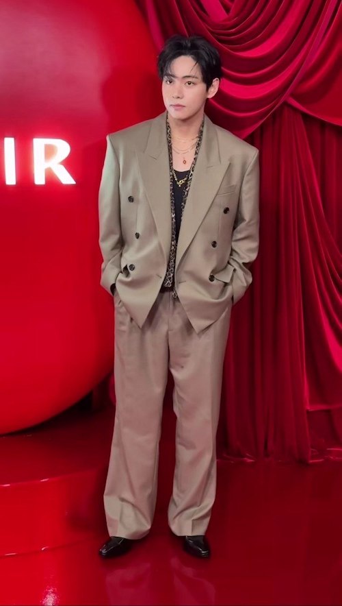 کت و شلوار قهوه‌ای کیم تهیونگ