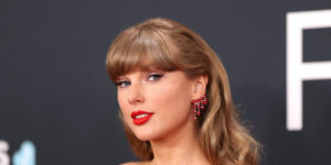 از بوت بلند تا خط‌چشم گربه‌ای؛ آیتم‌هایی که با تیلور سوئیفت محبوب شدند!