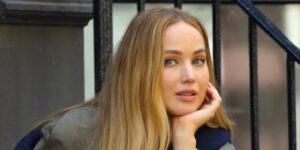 جنیفر لارنس ظاهرش را با کریسمس هماهنگ کرد! رنگارنگ‌ترین تیپی که امروز می‌بینید