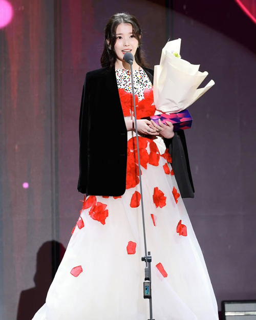 پیراهن گل‌دار آیو